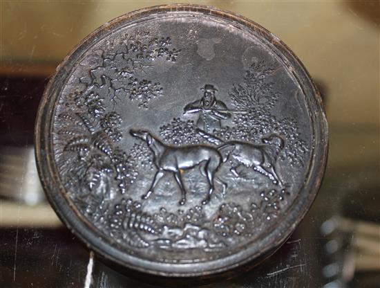 An early 19th century pressed horn circular snuff box, 3.25in.